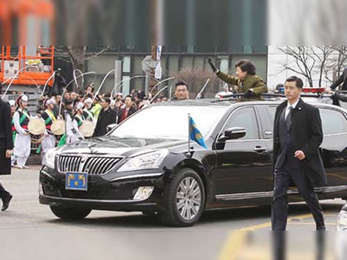 韓國總統(tǒng)樸槿惠試乘現(xiàn)代汽車氫能汽車